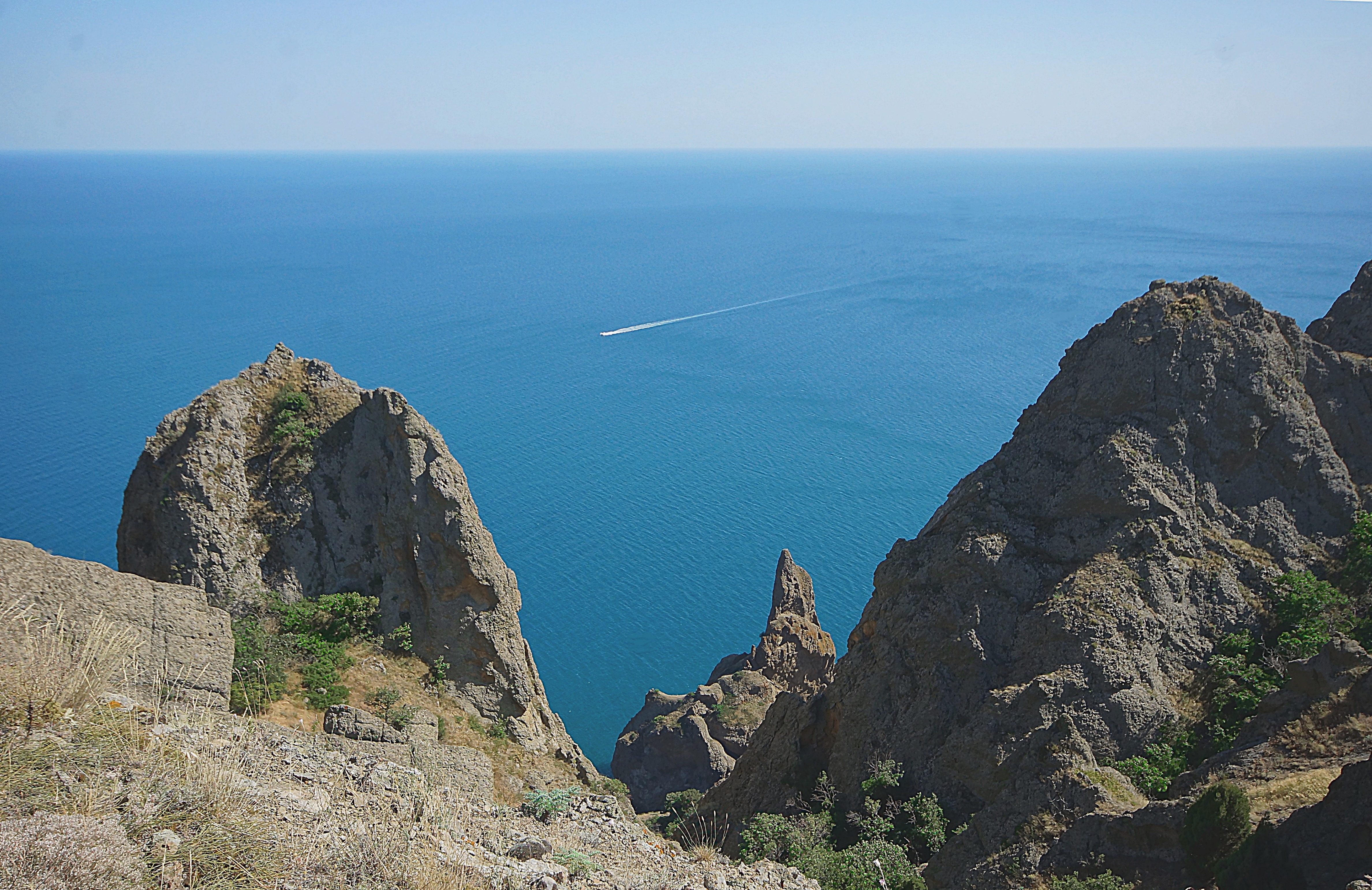 Скалы Хоба-Тепе - части Берегового хр. Карадага. Фото Морошкина В.В.