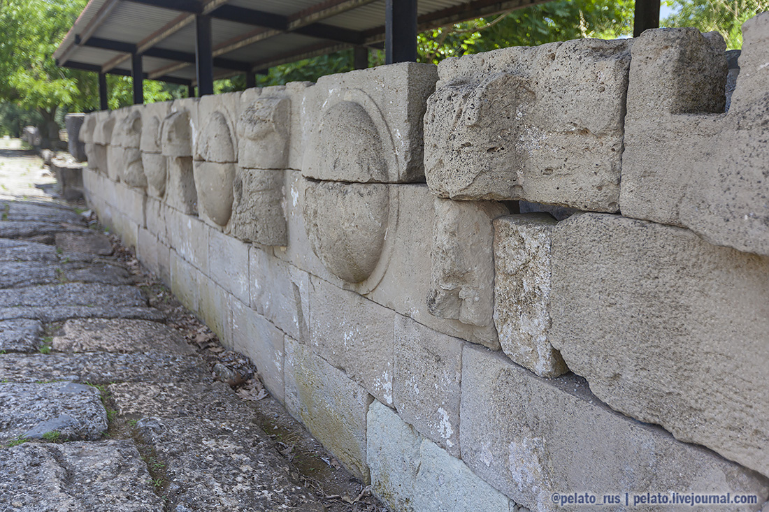 (С) Pelato Blog: pelato.livejournal.com Instagram: @pelato_rus памятник щиты щитов monument shield дион dion греция greece antique античный археологический музей парк archaeological museum park