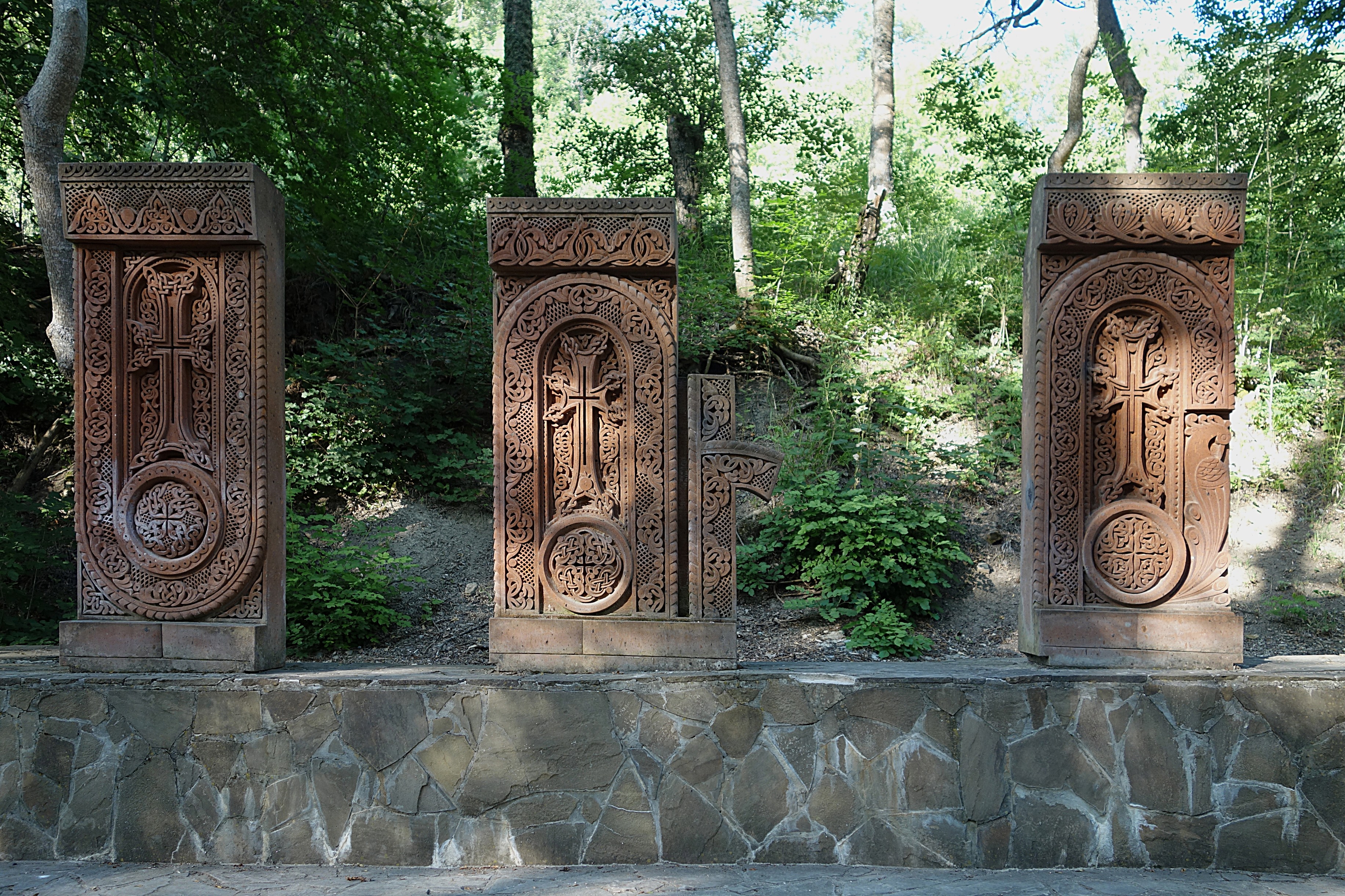 Каменные резные плиты возле армянского монастыря. Фото Морошкина В.В.ю-в Крым 5