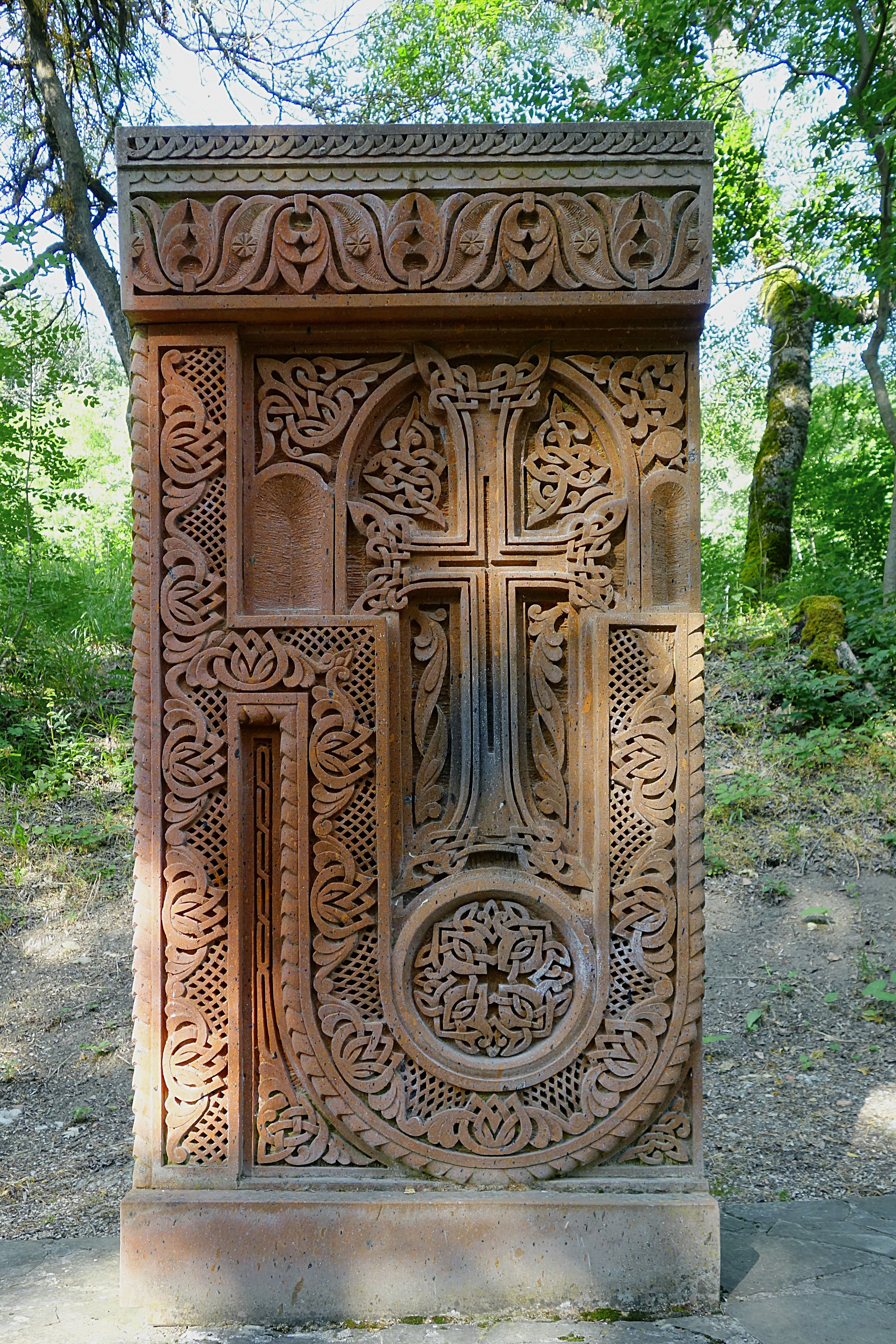 Резная каменная плита возле армянского монастыря. Фото Морошкина В.В.