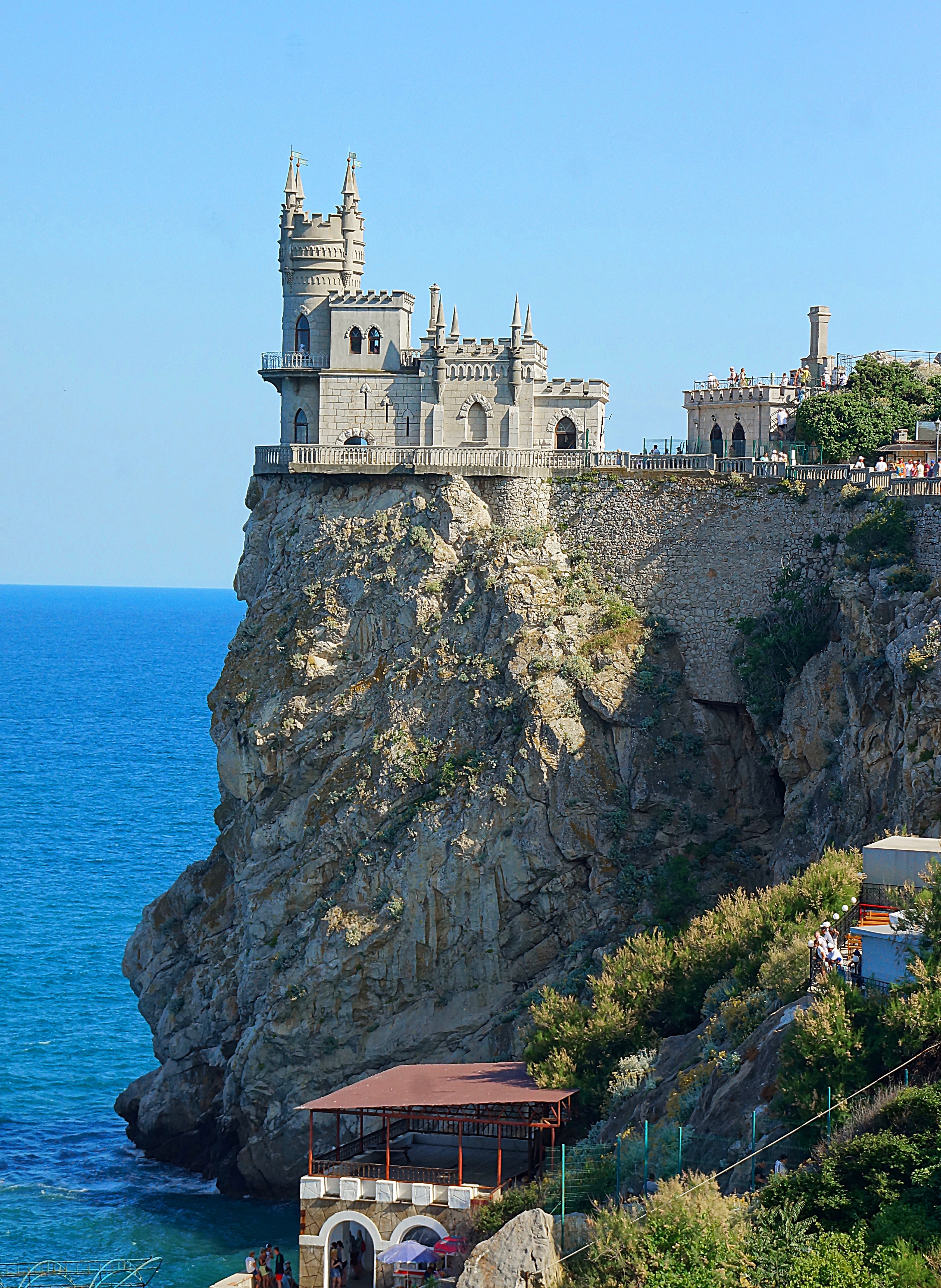 Аврорина скала с Ласточкиным гнездом на вершине. Фото Морошкина В.В.