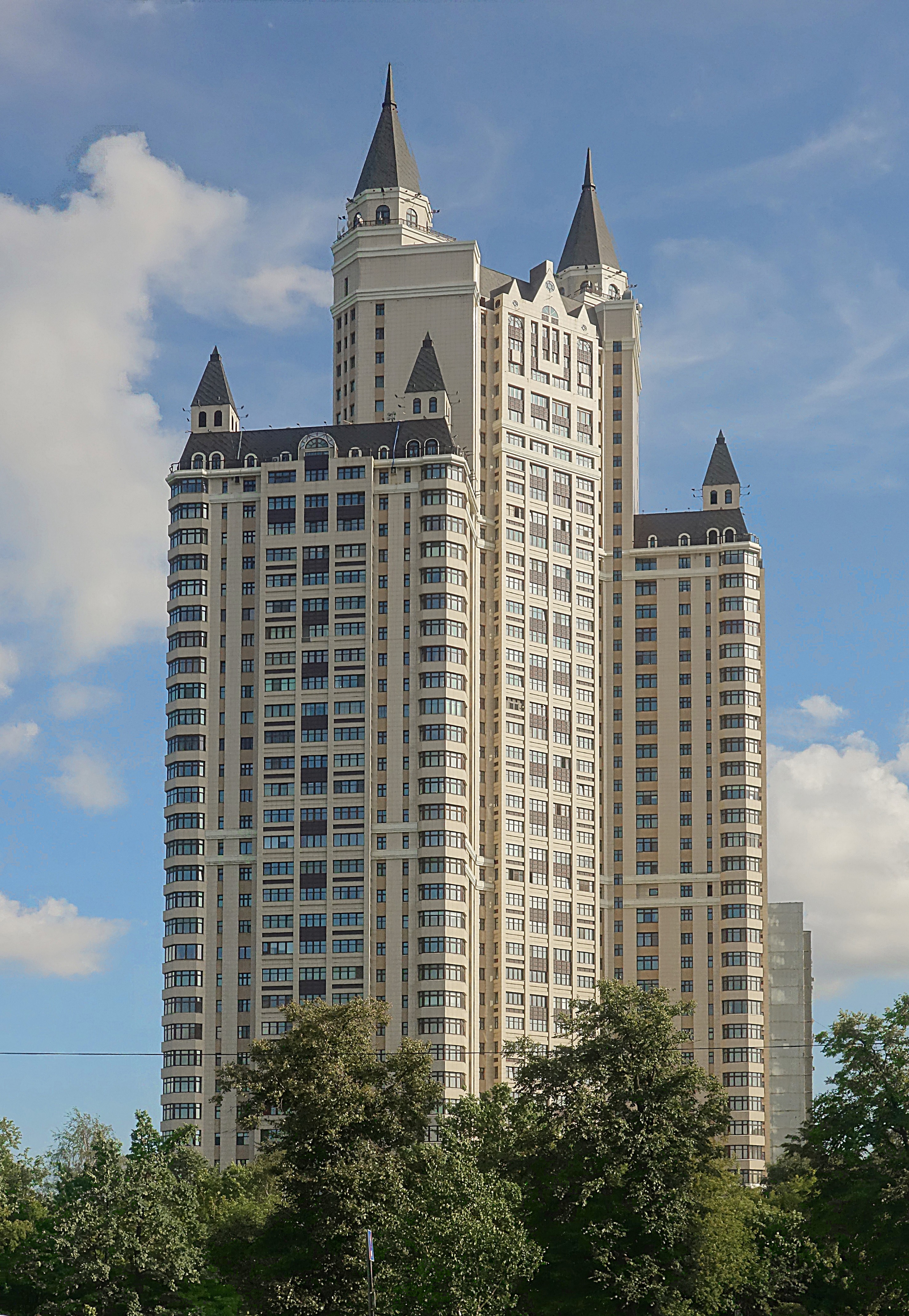 Высотное здание в начале Минского шоссе. Фото Морошкина В.В.