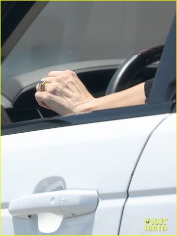 heidi-klum-shows-off-wedding-ring-after-secret-marriage-03