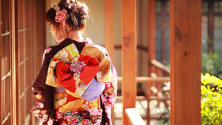 aziatka-lico-odezhda-kimono
