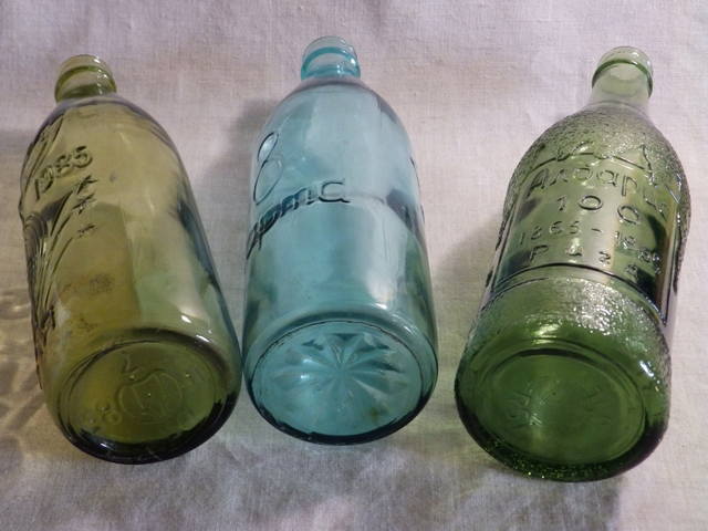 Бутылочки ссср. Советские пивные бутылки. Юбилейные советские бутылки. Ценные бутылочки.