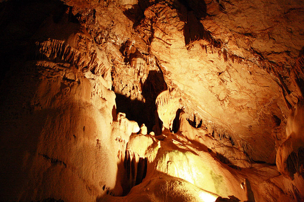 Cave music. В пещере горного короля. Горная пещера. Подземелье горного короля. Пещера горного университета.