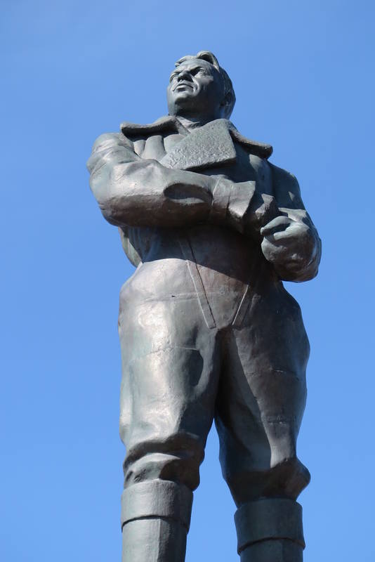 Памятник Чкалову в Нижнем Новгороде Памятник Чкалову в Нижнем Новгороде