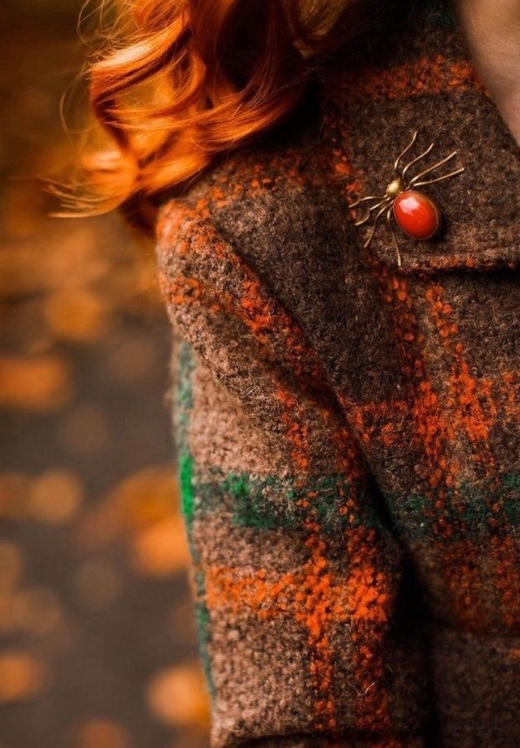 Девушка в свитере осень