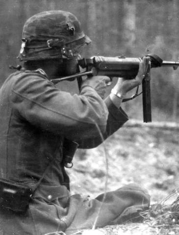 Солдат вермахта с MP-38