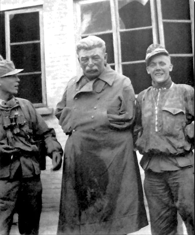 Эсесовцы со Сталиным