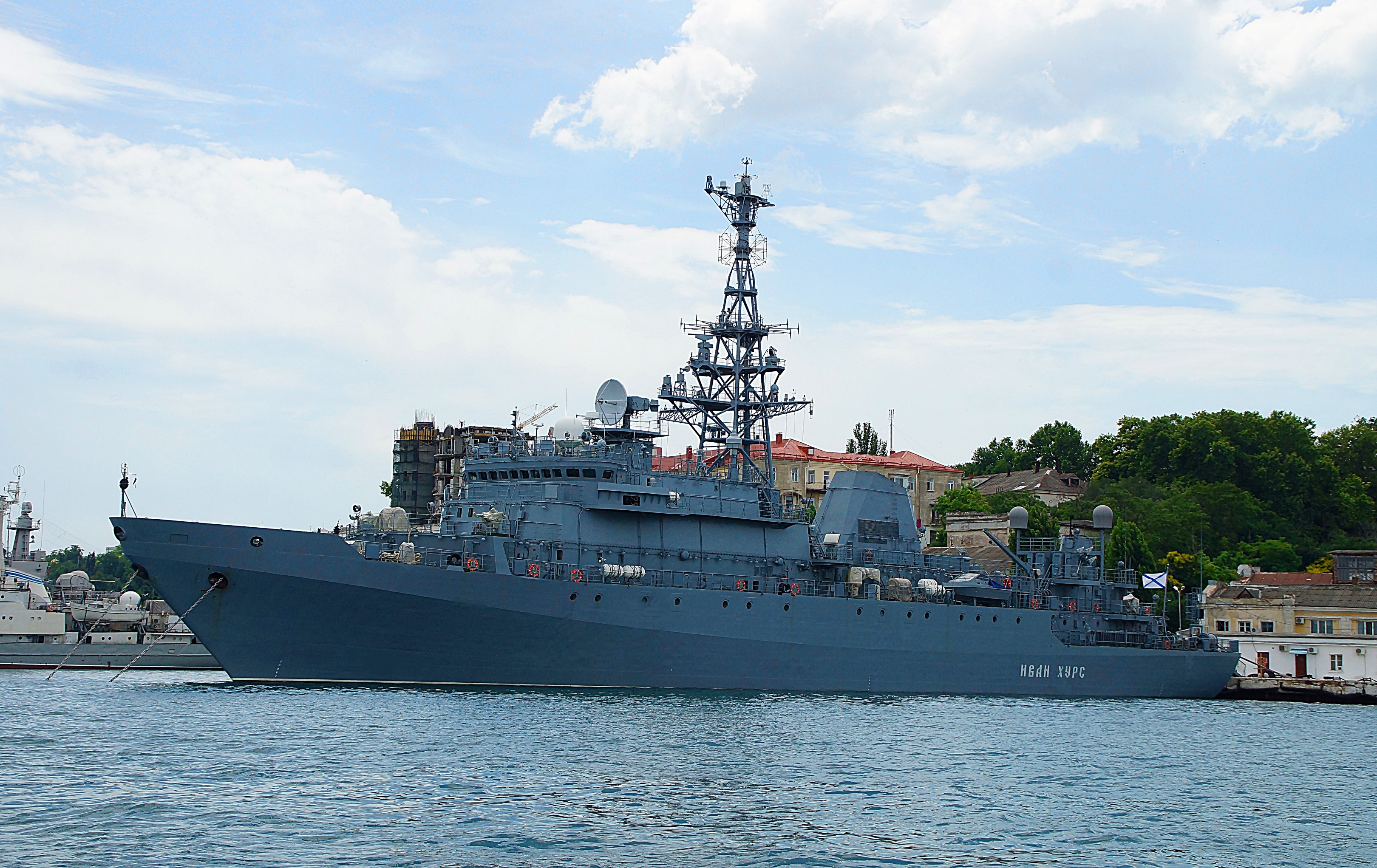 Военный корабль на севастопольском рейде. Фото Морошкина В.В.