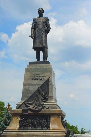 Памятник адмиралу Нахимову на главной площади Севастополя. Фото Морошкина В.В.