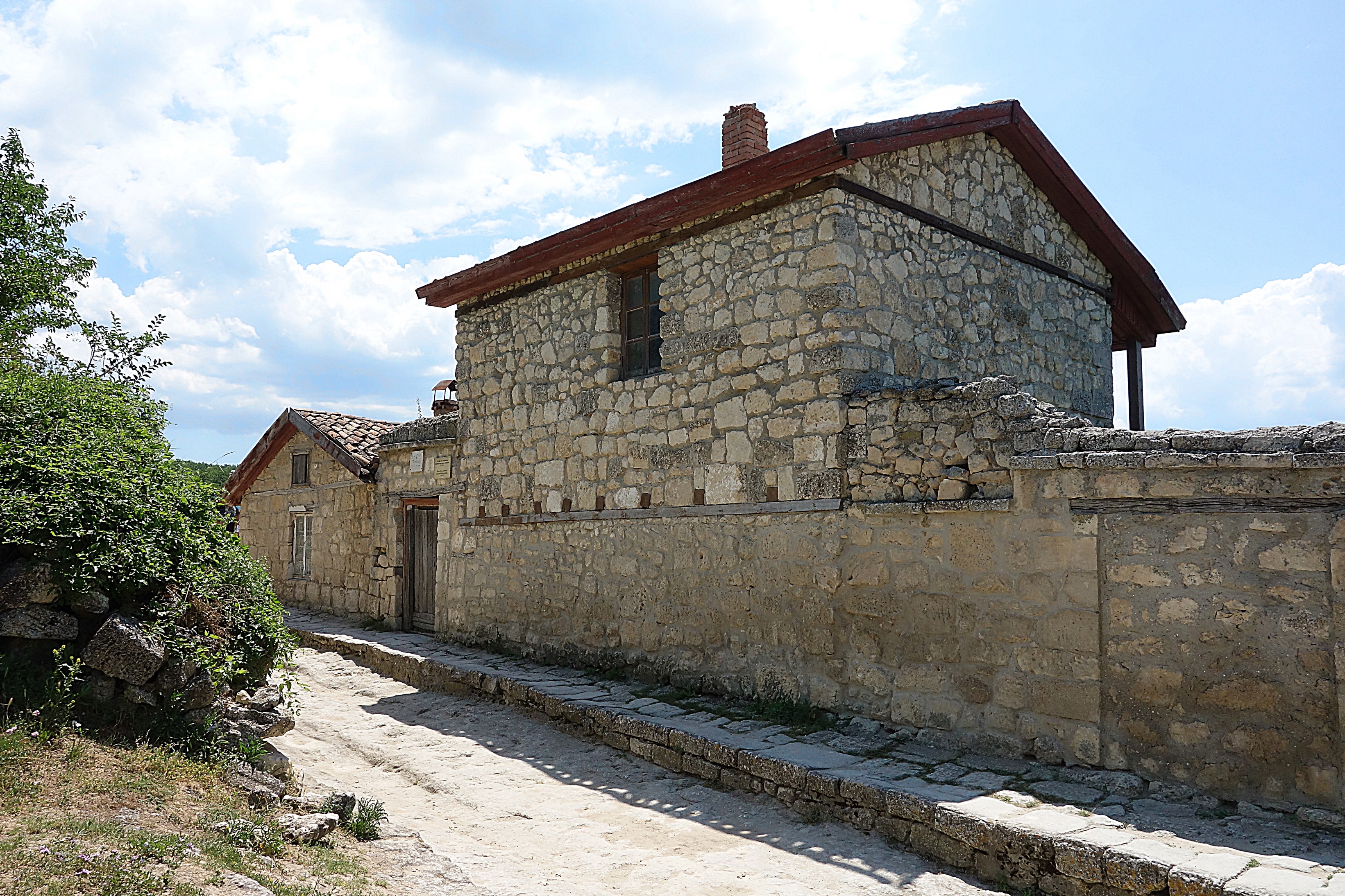 Стена укреплённого городища Чуфут-Кале возле Бахчисарая. Фото Морошкина В.В.