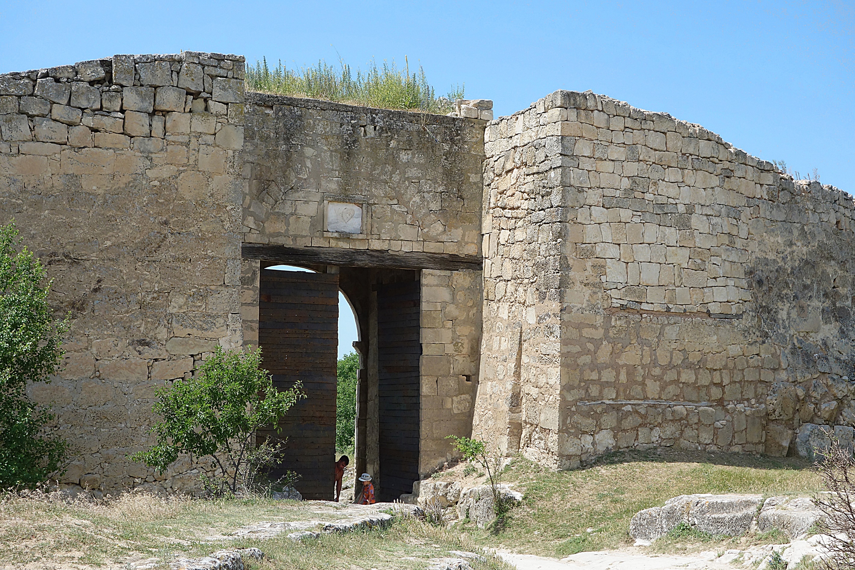 Ворота городища Чуфут-Кале возле Бахчисарая. Фото Морошкина В.В.