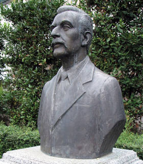 statue-Lafcadio-Hearn-Tokyo