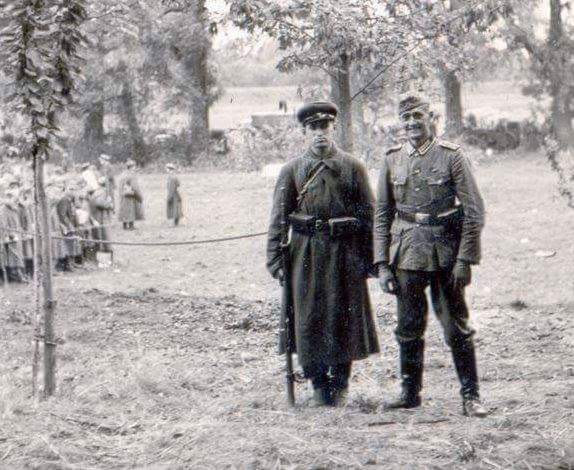 Дружеское фото на память. Советский и немецкий на фоне польских военнопленных.