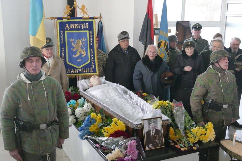 Торжественные похороны ветерана СС в Ивано-Франковске. У гроба