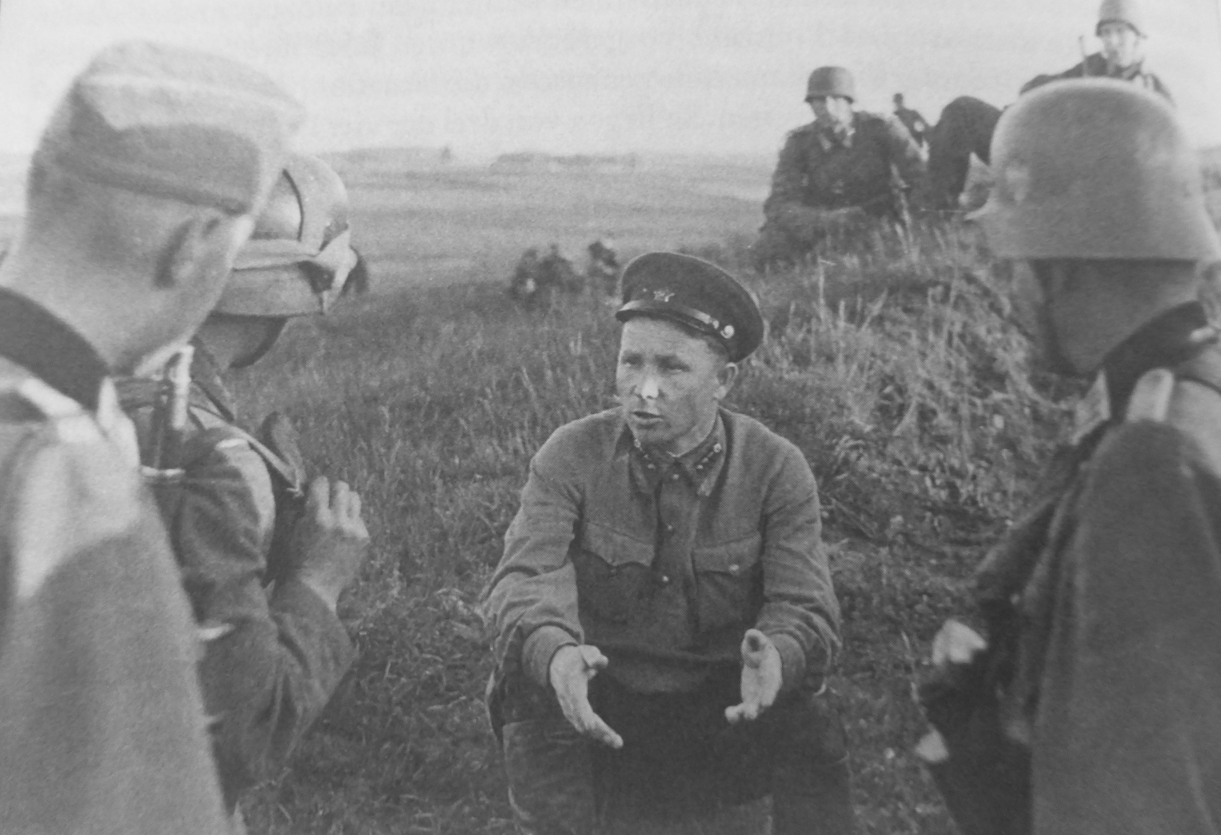 1 день войны в ссср. Пленные советские пограничники 1941 г. Пленные советские солдаты 22 июня 1941 года. Солдаты вермахта 22 июня 1941.