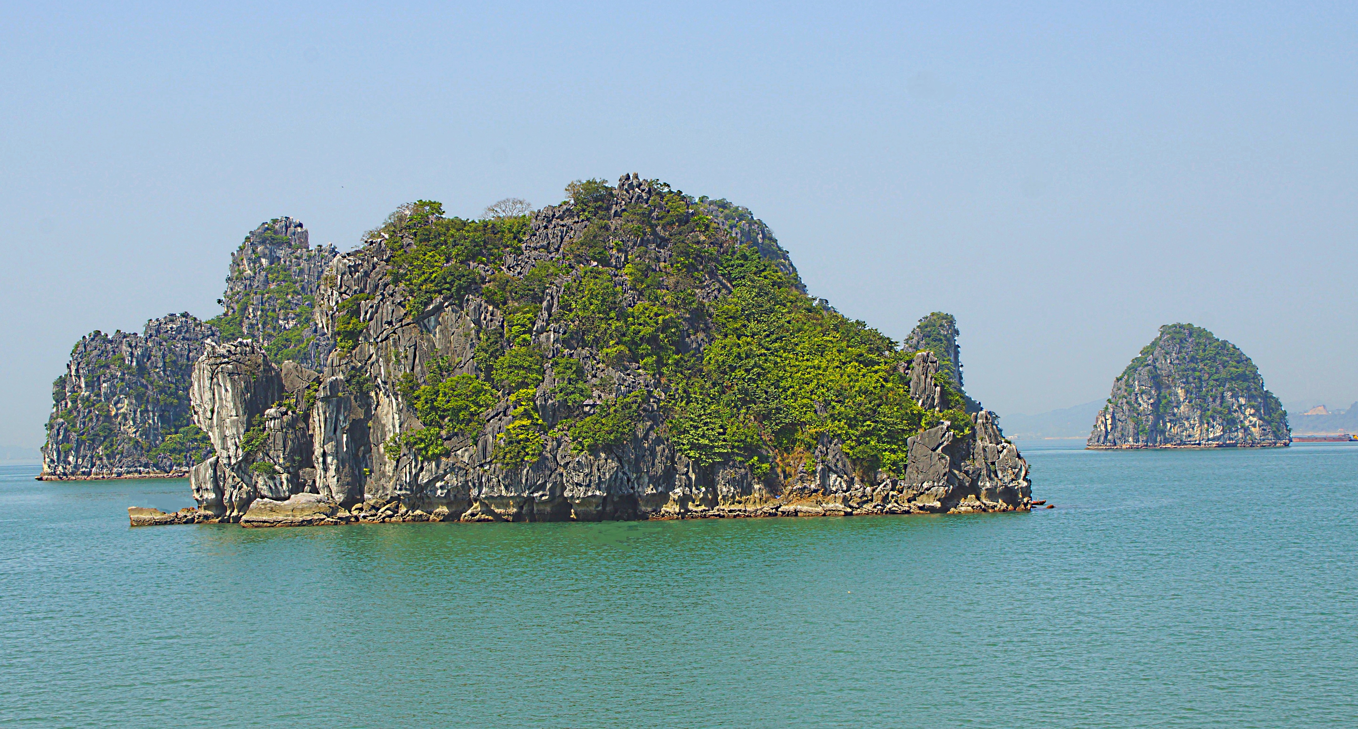 Скалистые острова бухты Халонг. Фото Морошкина В.В.