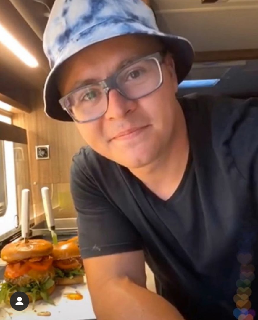 10.05.20 - Gustav cooks burgers