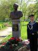 памятник Амосову у школы 46