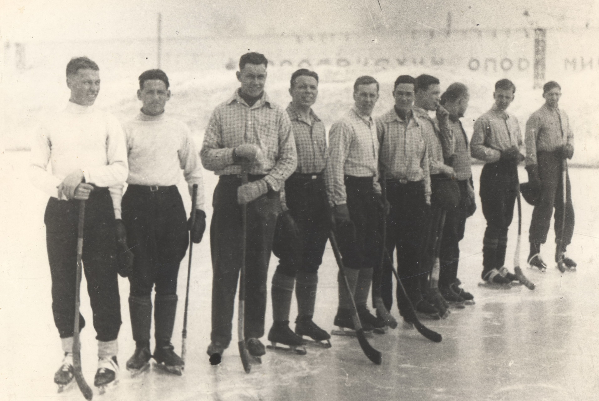 1934-35 Хоккейная команда НИВИТа. Перед игрой на городском стадионе