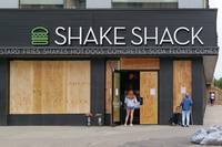 Витрины заколачивают по всему Манхэттену, но чем севернее, тем заколоченного меньше. На фото работающий Шэйк-шак в Морнингсайд-Хайт.