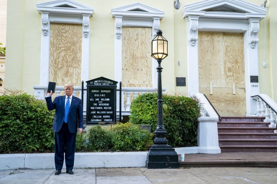 Трамп с библией около церкви Святого Джона, которой досталось во время протестов