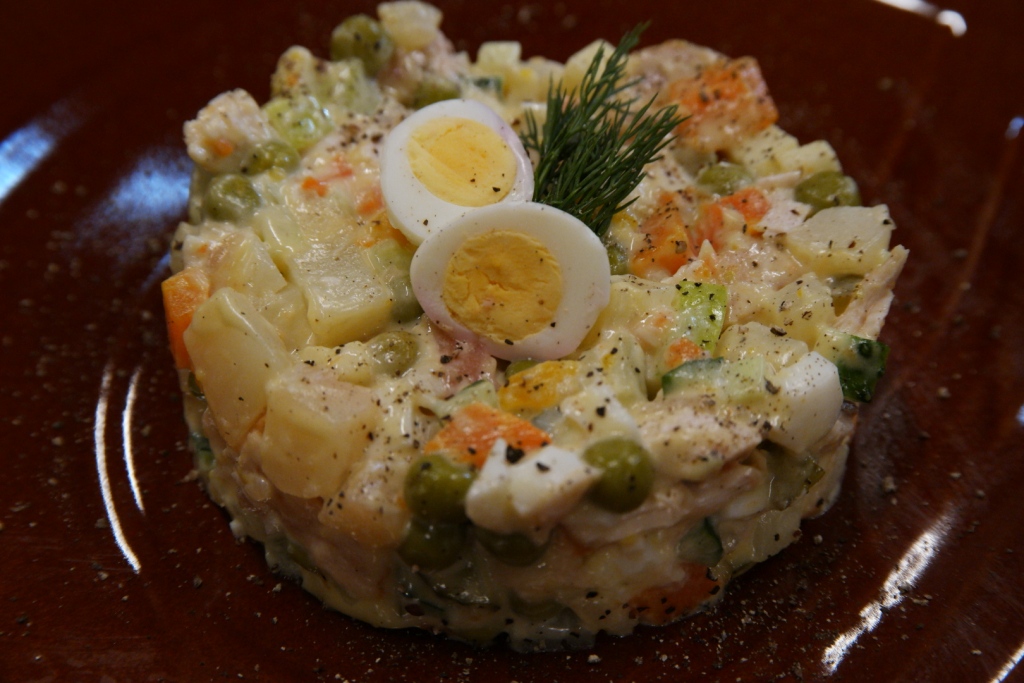 Оливье с запеченной курицей