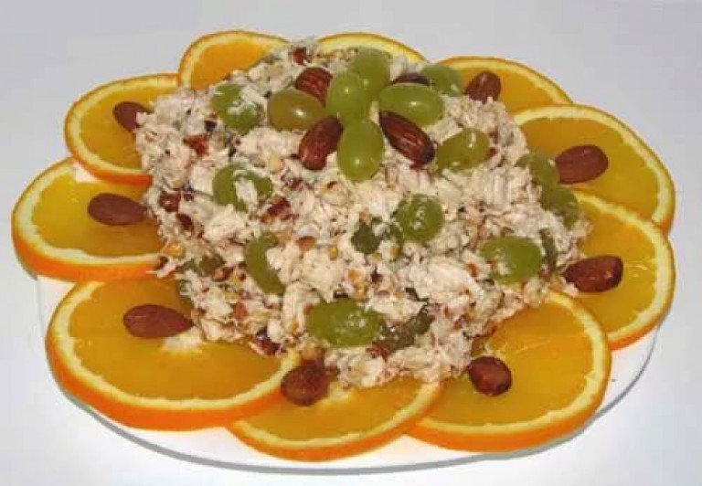 Салат с миндалем, виноградом и курицей
