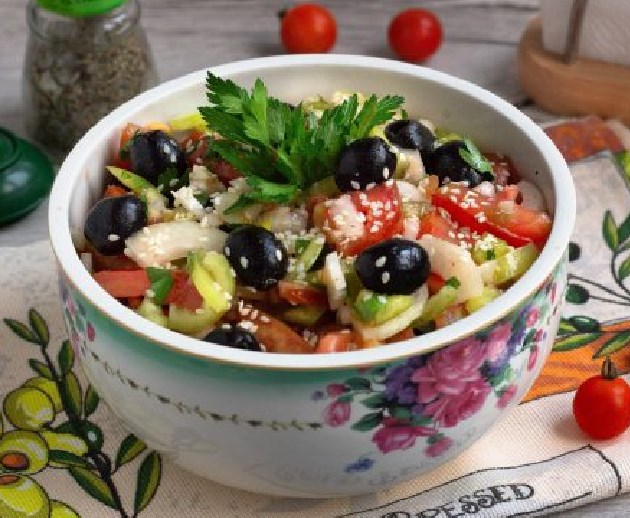 Овощной салат с маслинами и кунжутом