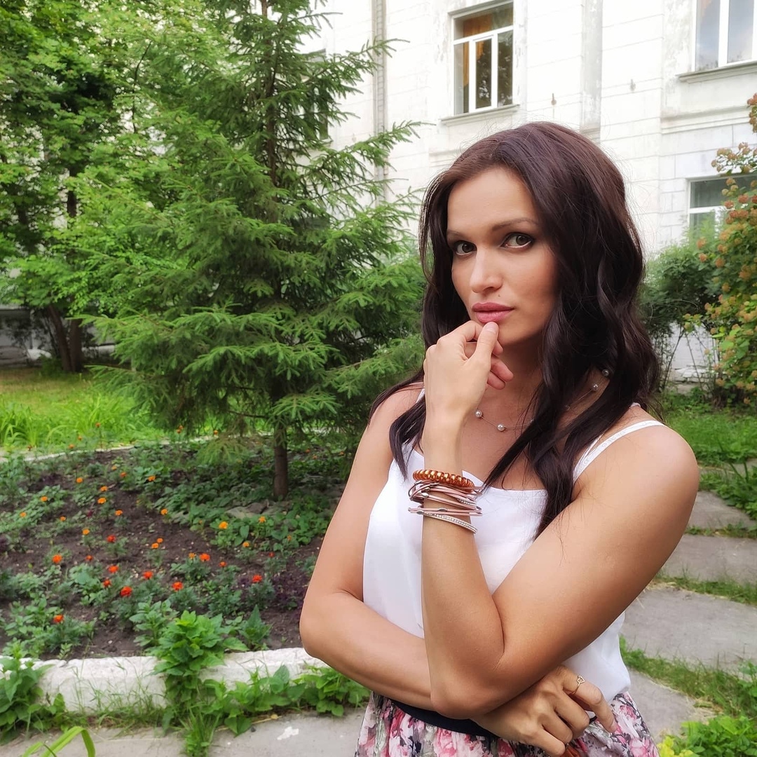 Красивая задумчивая девушка портрет