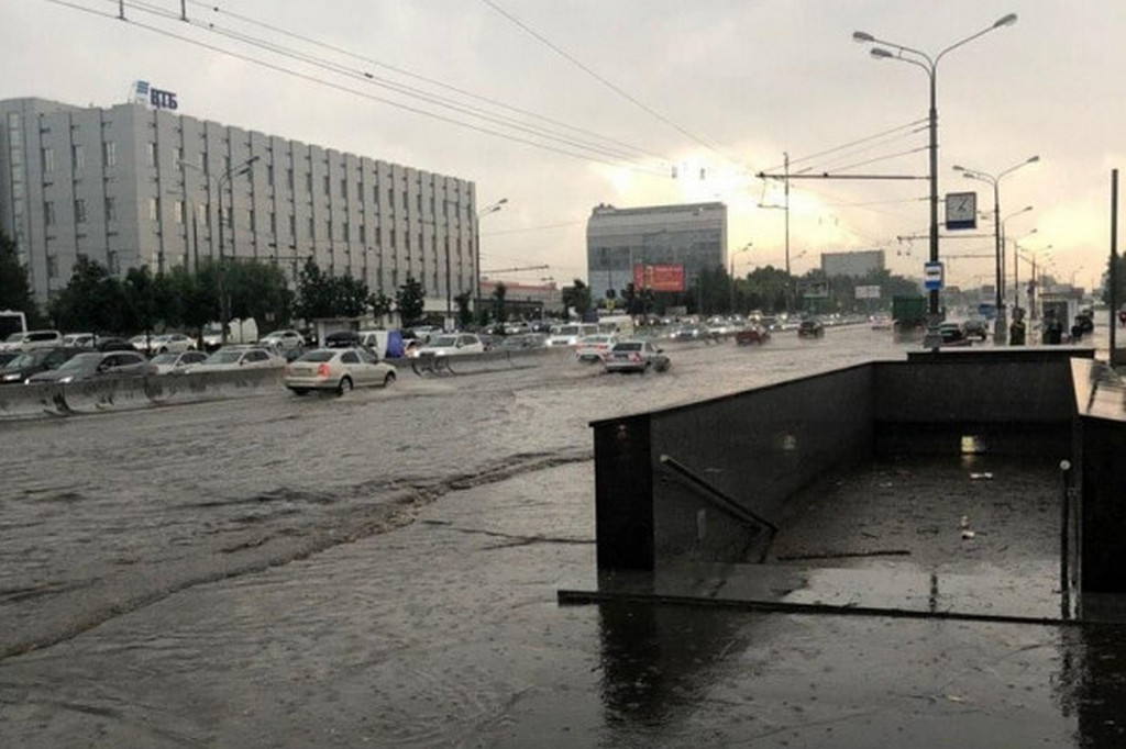 Затопило ли улицу. Проспект Вернадского затопило. Ленинский проспект затопило. Метро Ясенево затопило. Москва 26 июля ливень.