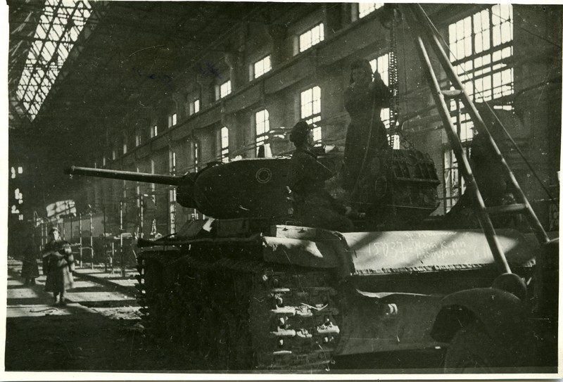 КВ-1с на ремонте в Сталинграде. 11.1942