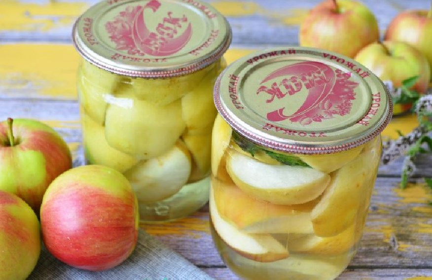 Сладкие яблоки в банке. Яблоки мочёные в банках на зиму. Яблоки мочёные в банках. Яблочное пюре неженка. Яблоки в банке.