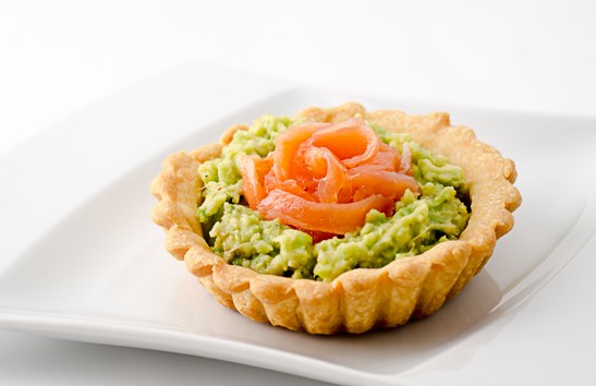 Тарталетки с сыром авокадо и рыбой. Тарталетки с авокадо. Тарталетки с авокадо. Тарталетки с авокадо и творожным сыром. Тарталетки с рыбой и творожным сыром и огурцом.