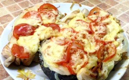 Стейки кеты, запеченные с сыром и помидорами в мультиварке