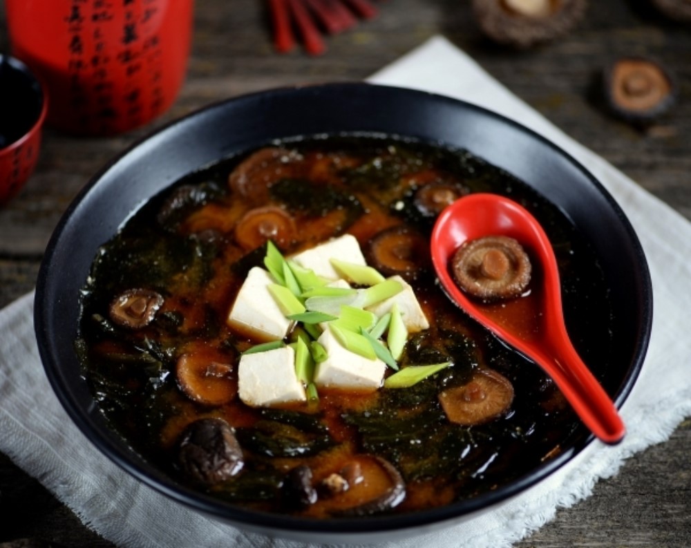 Мисо-суп с водорослями, грибами и тофу