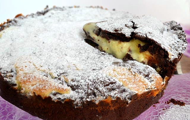 Шоколадный пирог с начинкой из сливочных сыров