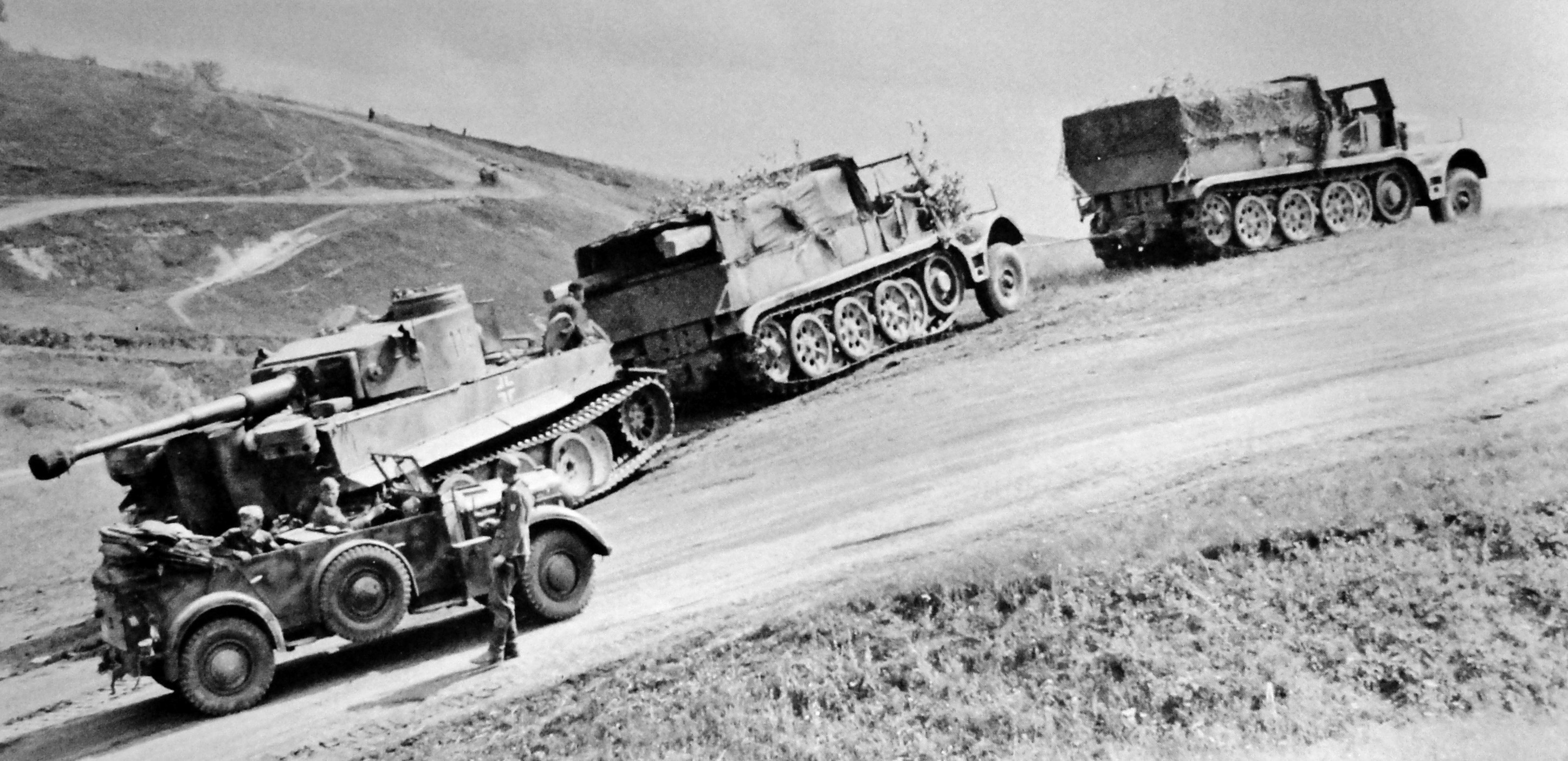 Буксировка неисправного немецкого танка Pz.Kpfw. VI «Тигр» двумя тягачами. Курская дуга.