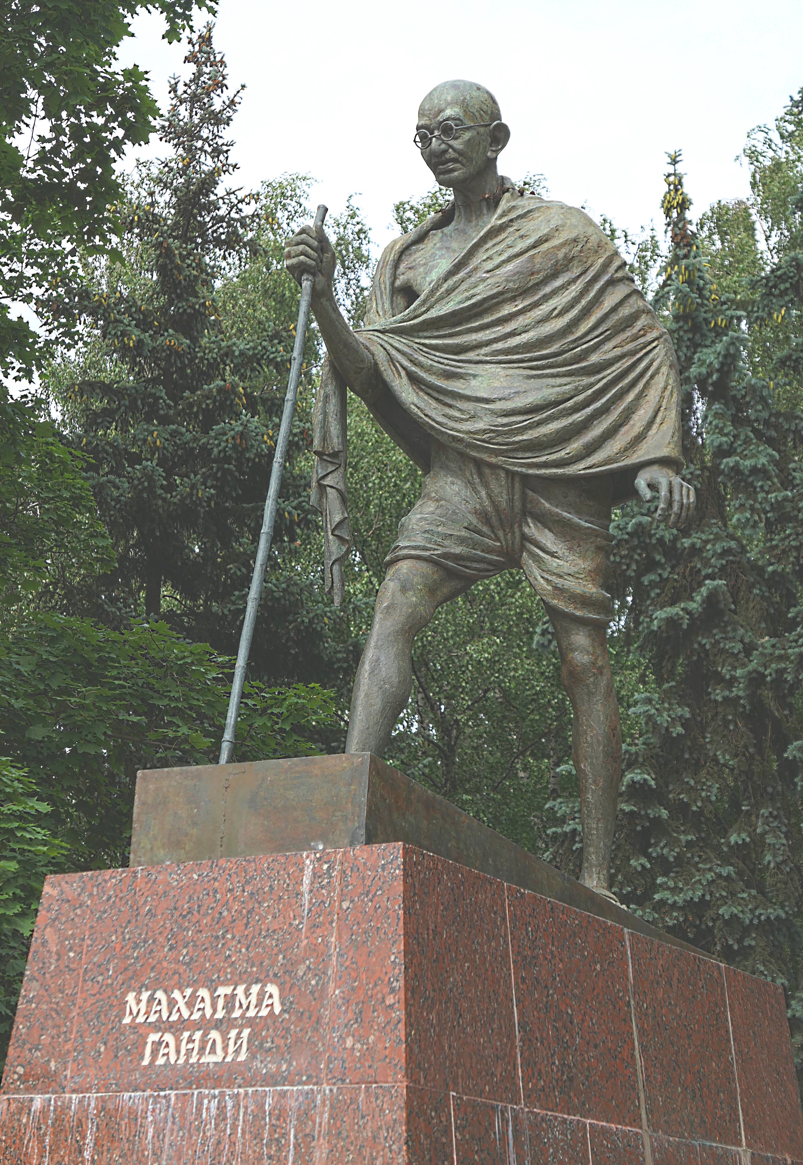 Памятник Махатме Ганди на пл. И. Ганди у ст. метро Ломоносовский пр. Фото Морошкина В.В.
