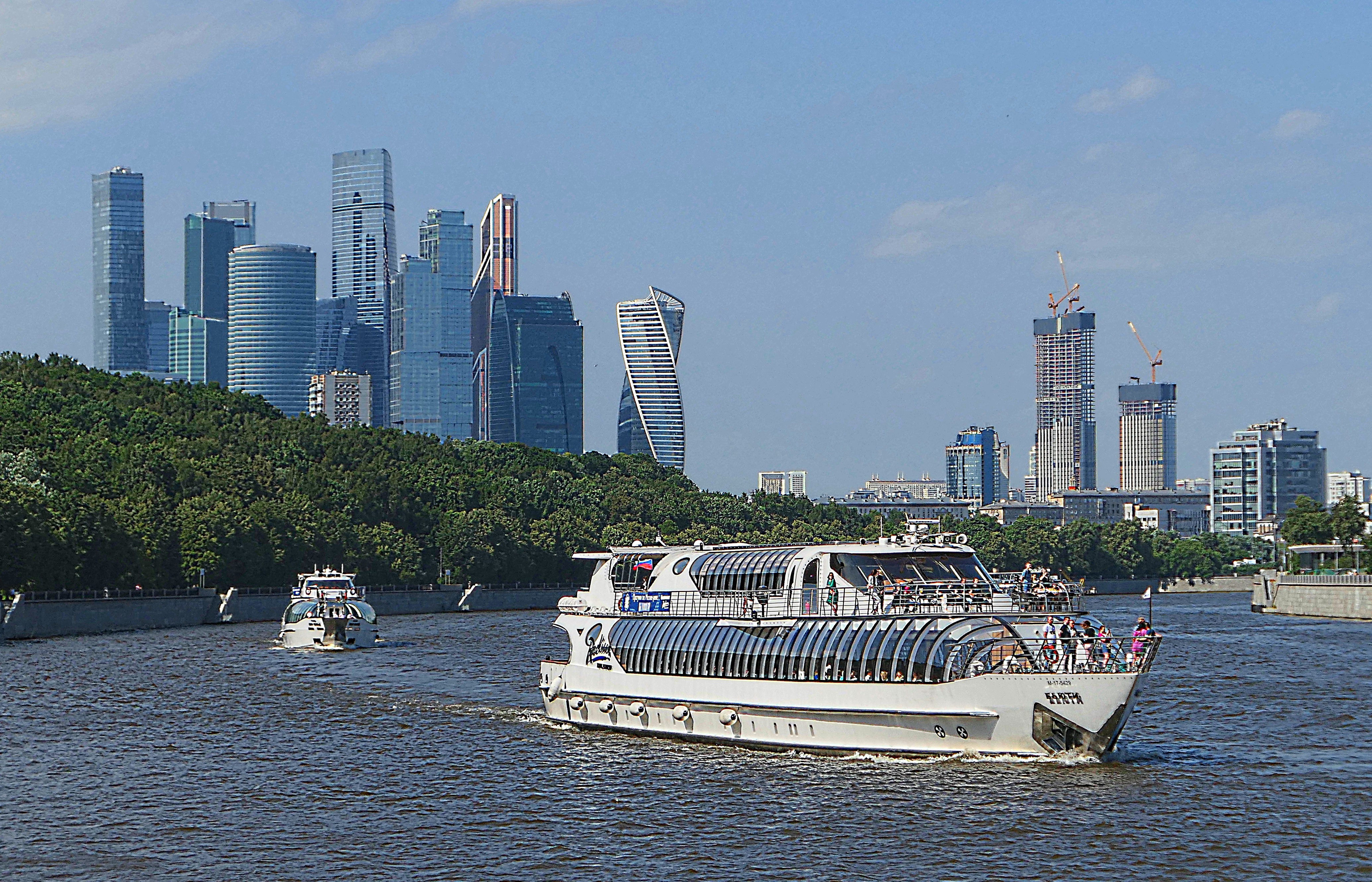 На Москве-реке у Воробьёвых гор, вдали Москва-Сити. Фото Морошкина В.В.