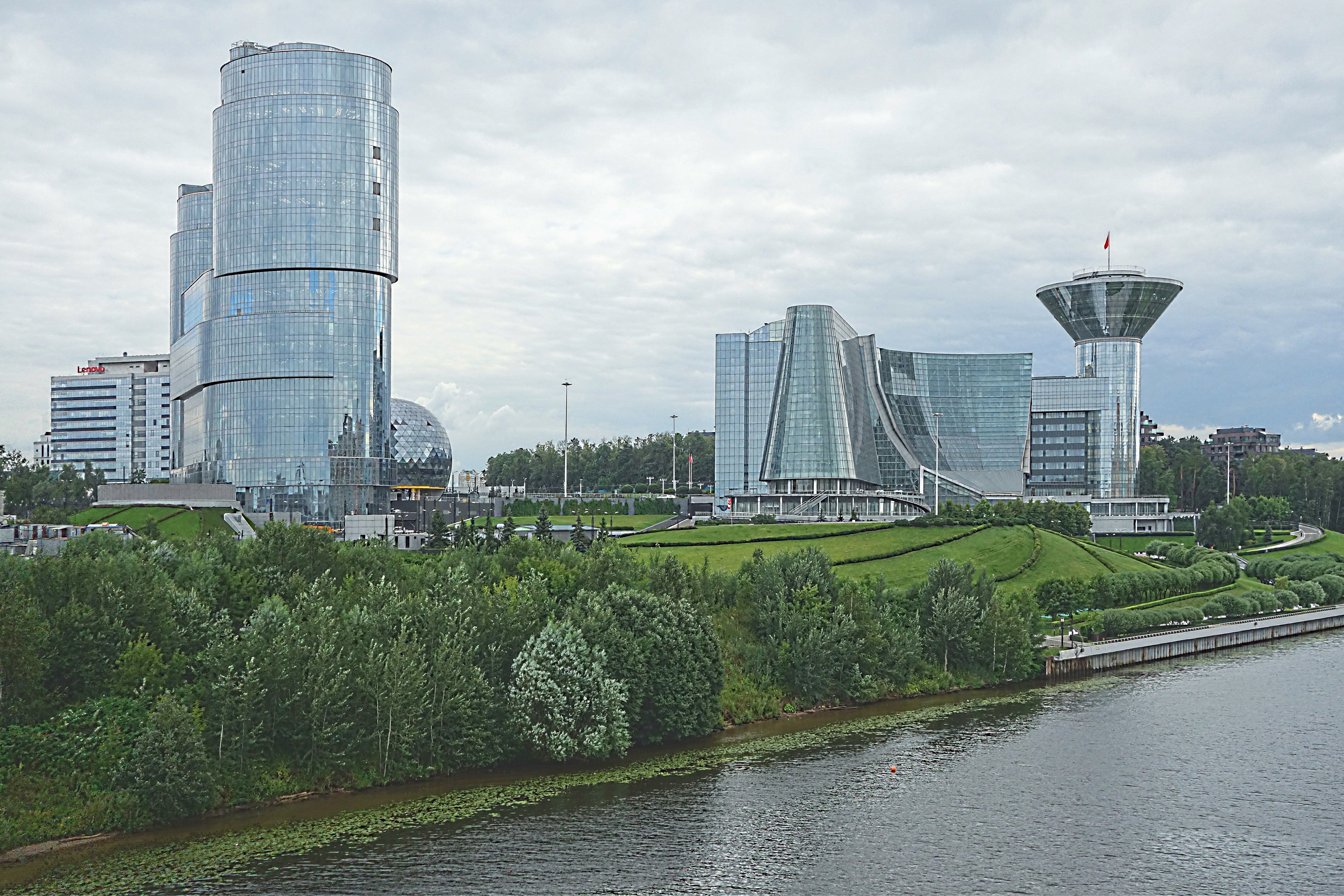 Бизнес-центр и Дом Правительства области, вид с моста. Фото Морошкина В.В.