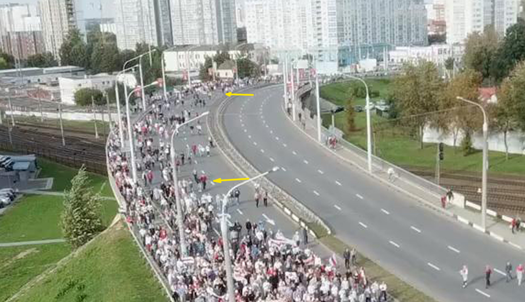 Съемка с квадрокоптера- колонна протестующих на проспекте Машерова днем 13 сентября.mp4 snapshot 00.00 [2020.09.16 07.55.24]12а