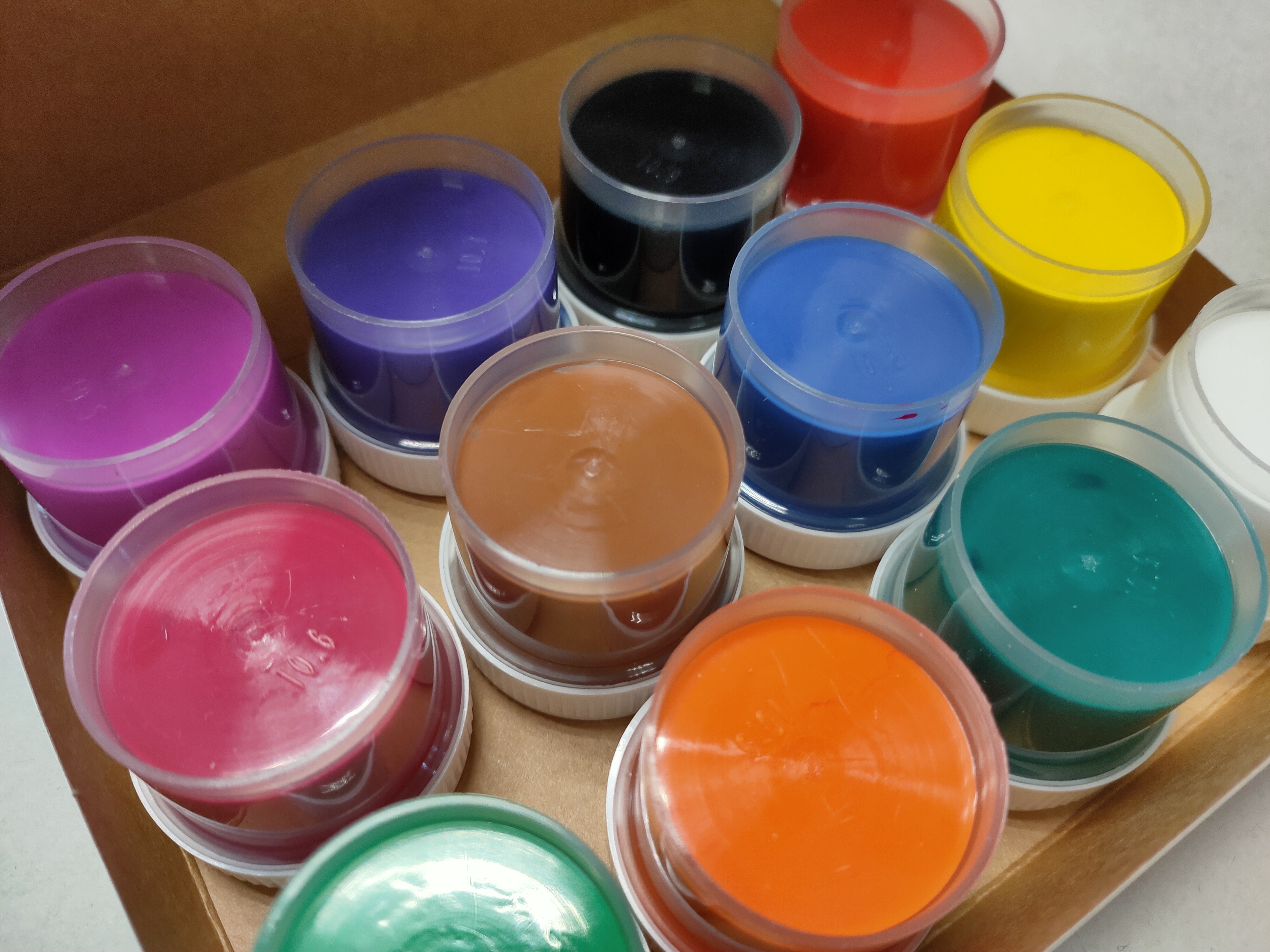 Акриловая краска для мебели цвета
