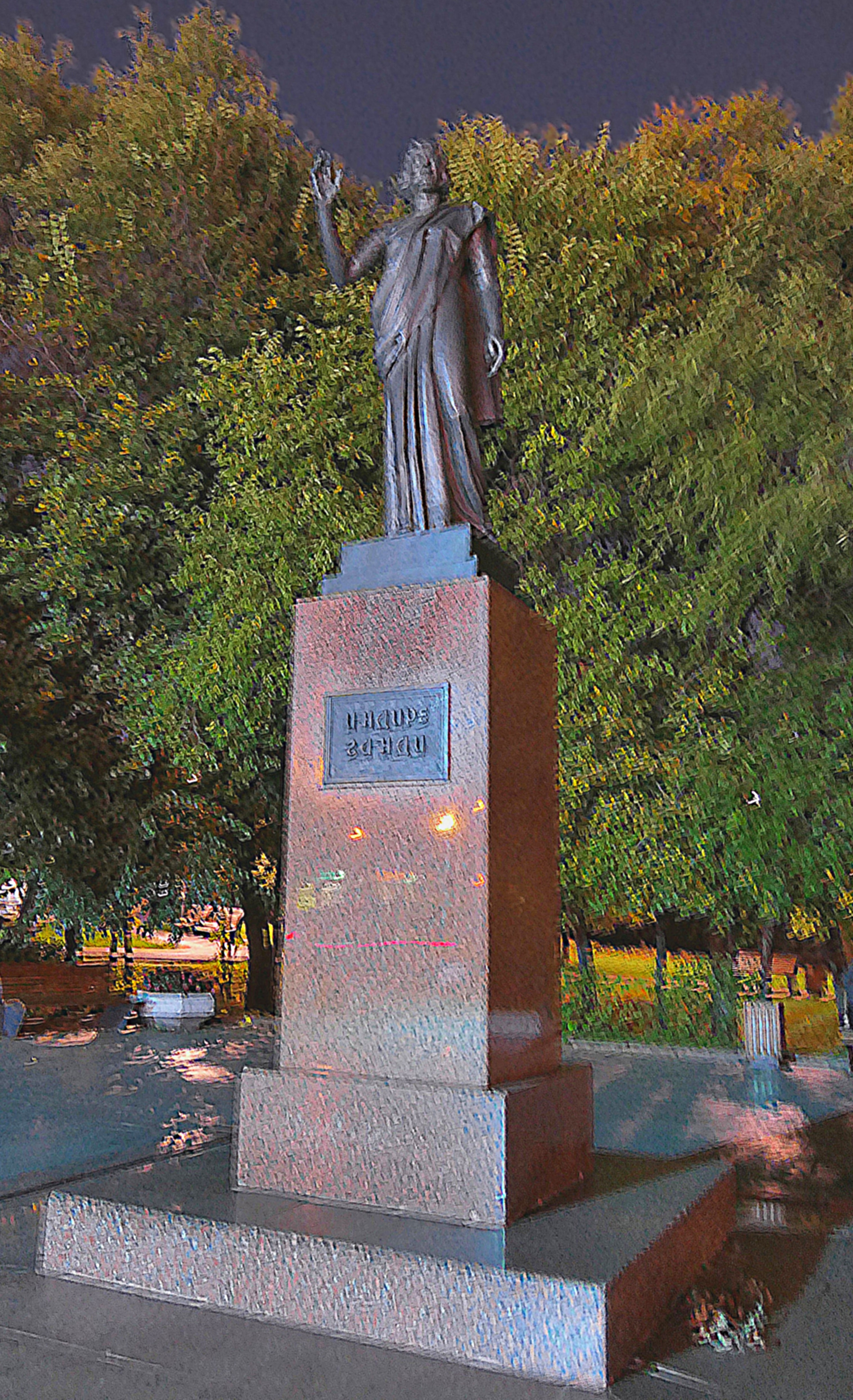 Памятник Индире Ганди на углу площади её имени. Фото Морошкина В.В.
