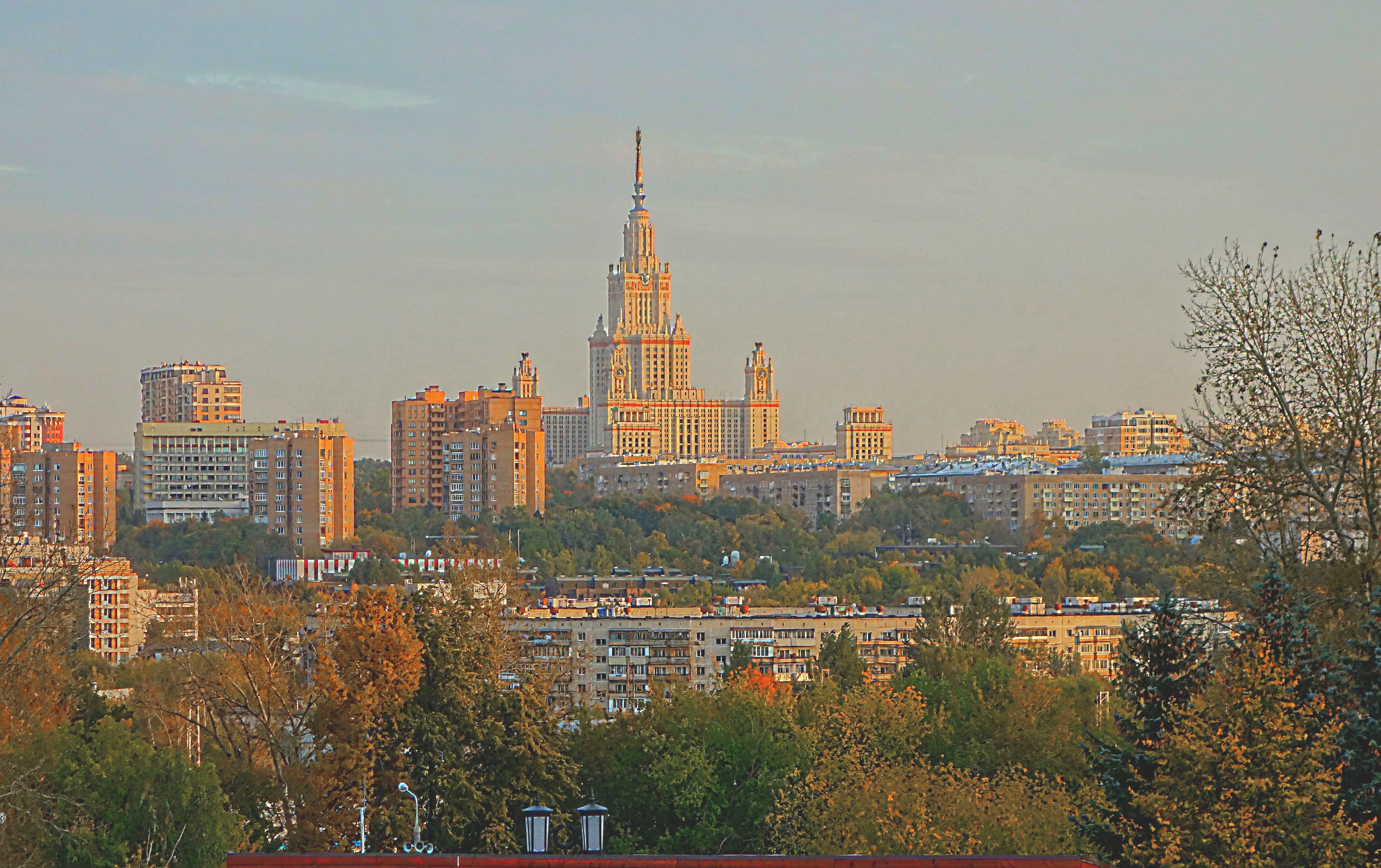 Вид здания МГУ из Парка Победы к вечеру. Фото Морошкина В.В.