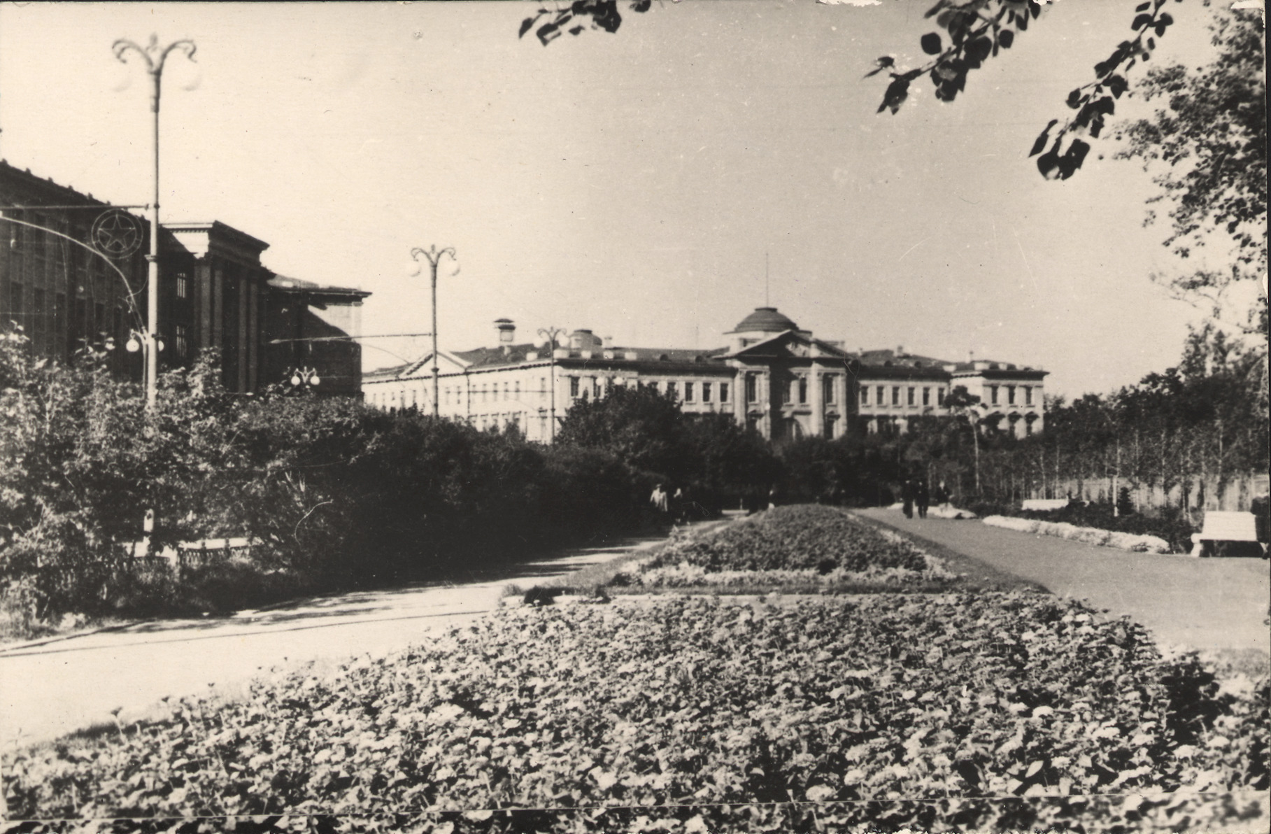 Омск 50 годов. Омск дом советов 1920. Фото Омска 1940. Первый дом советов Омск. Старый Омск фото города 1970-е годы клумбы на улицах.