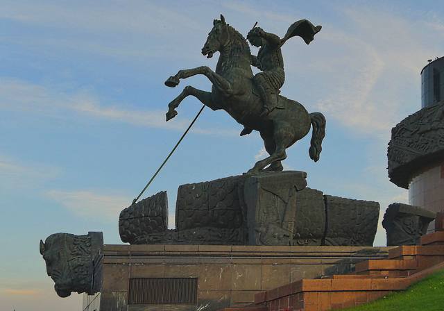Статуя Георгия-Победоносца у Монумента-стеллы в Парке Победы. Фото Морошкина В.В.