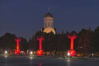 Мемориальные колонны и церковь Св.Георгия-Победоносца в Парке Победы. Фото Морошкина В.В.
